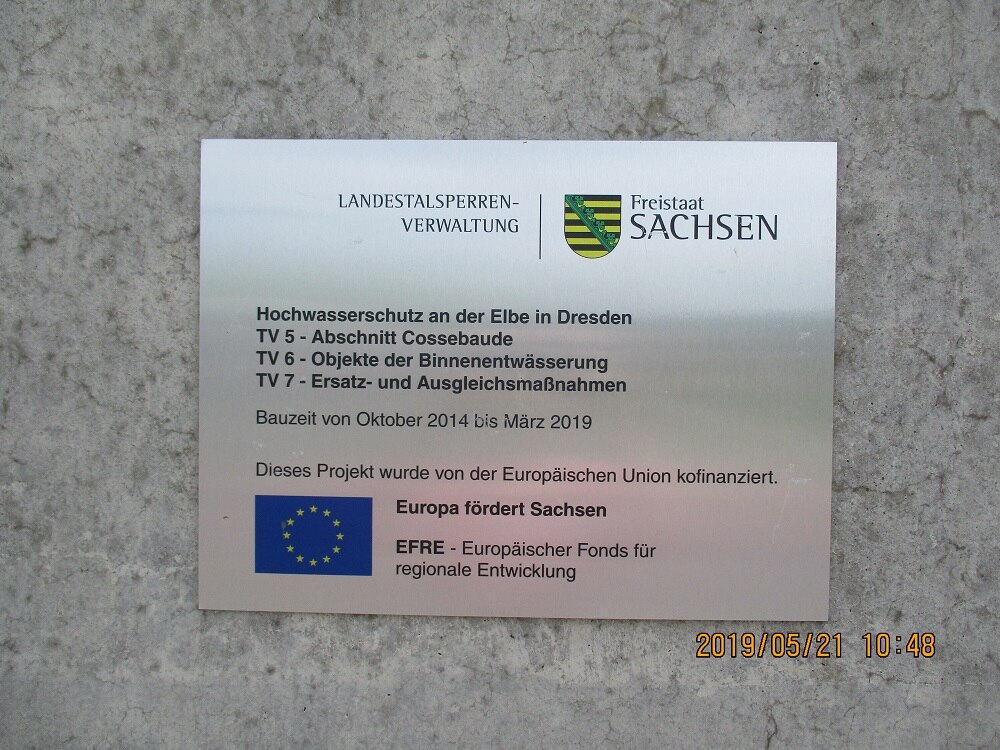 Informationstafel aus Metall zum Bauprojekt und der EFRE-Förderung