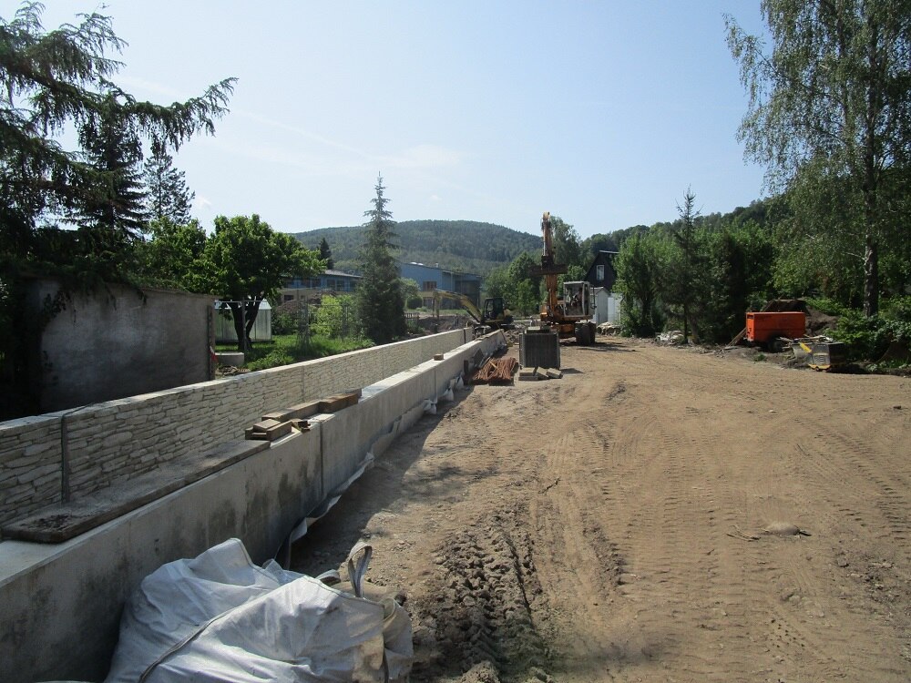 Blick auf Baustelle mit einer Mauer im Bau auf der linken Seite