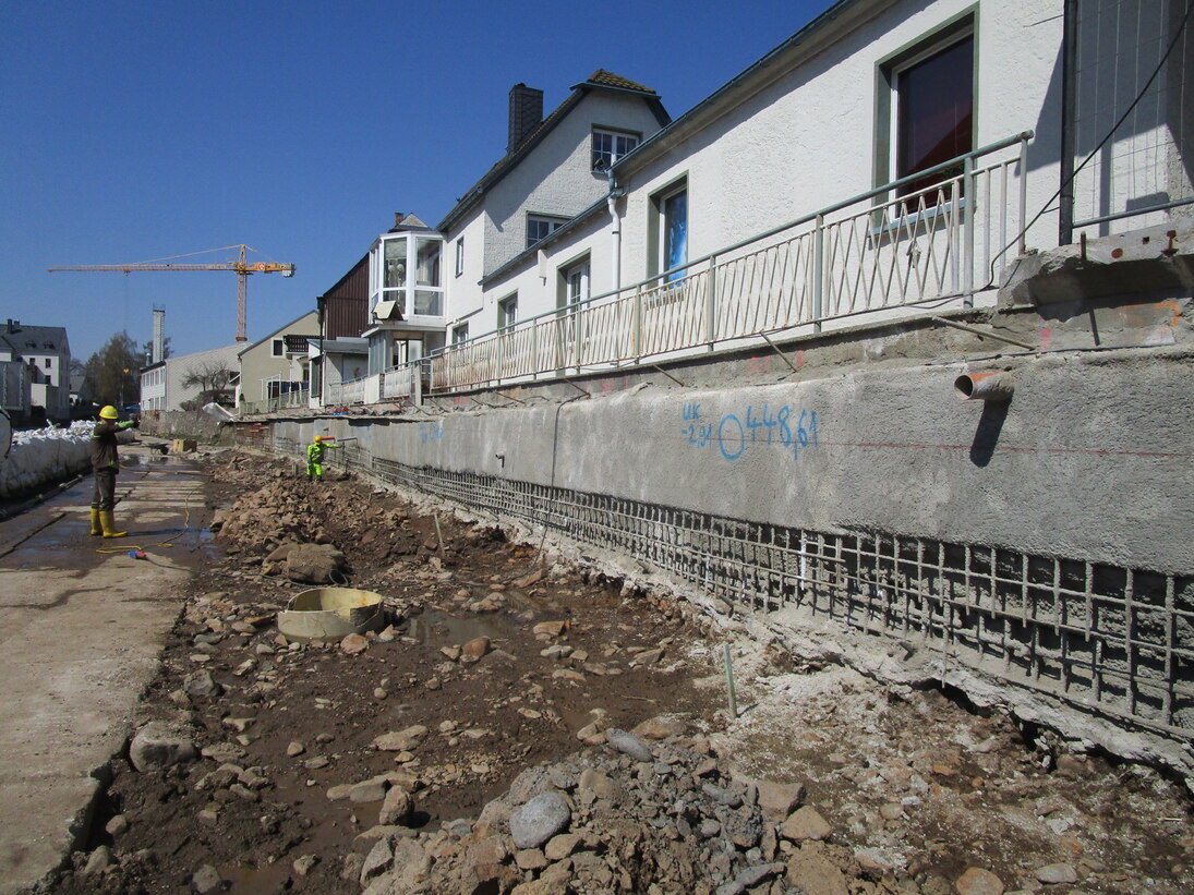 Bau einer Mauer unterhalb eines Hauses