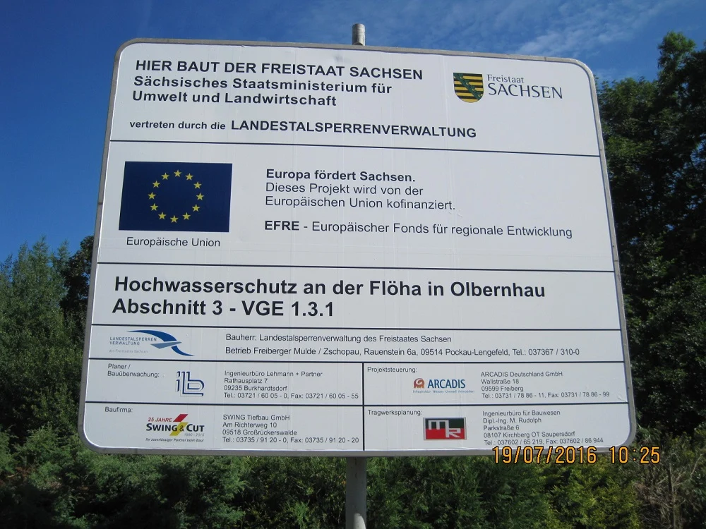 großes Schild mit Informationen zum Bau