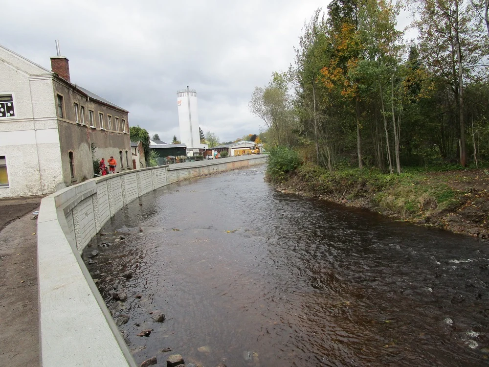 Fluss mit neu gebauter Ufermauer