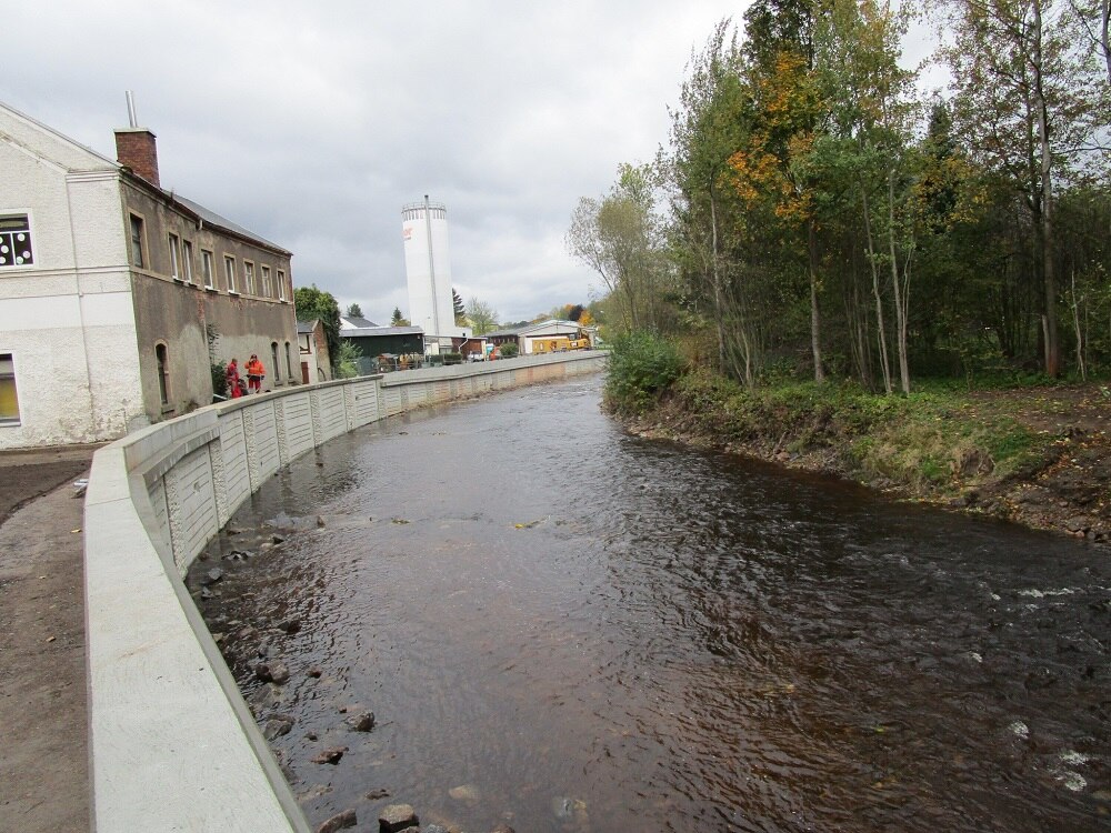 Fluss mit neu gebauter Ufermauer 