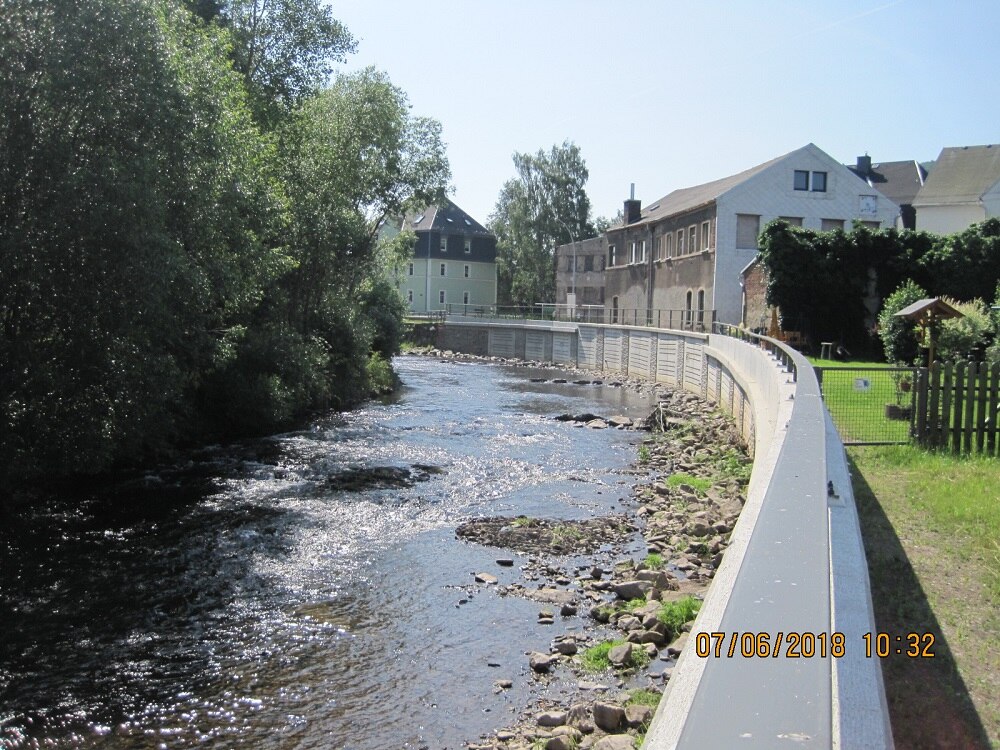 Fluss mit neuer Ufermauer aus einer anderen Perspektive