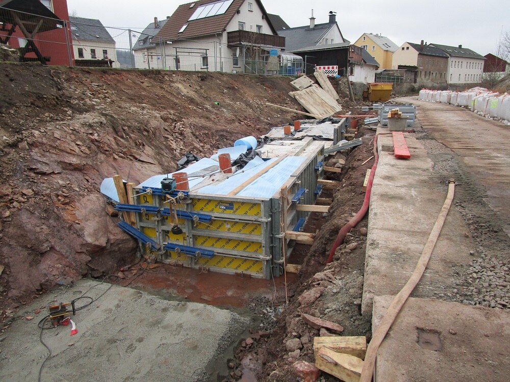 Baustelle vor Einfamilienhäusern