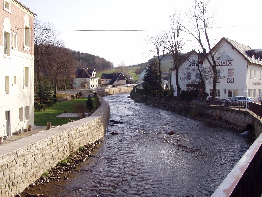 Ein Fluss fließt zwischen Häusern hindurch