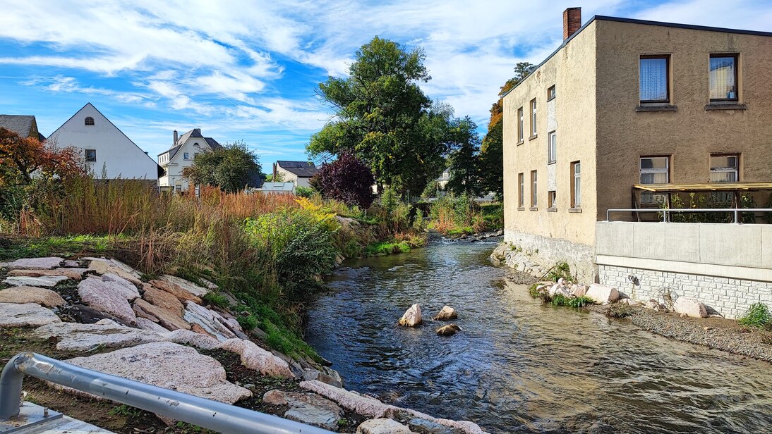 Blick auf Fluss mit angrenzendem Fluss