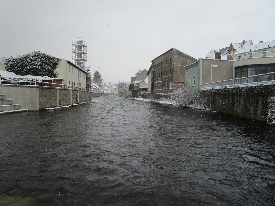 Fluss und Gebäude im Winter