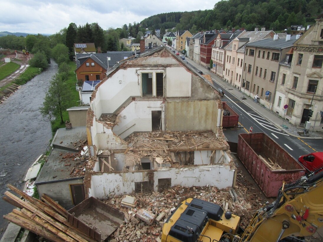 Haus am Fluss wird abgerissen