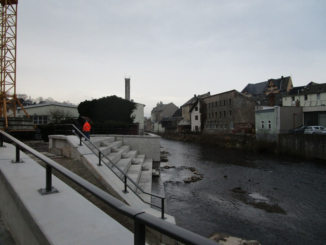 Gewässerzufahrt mit Freitreppe im Winter