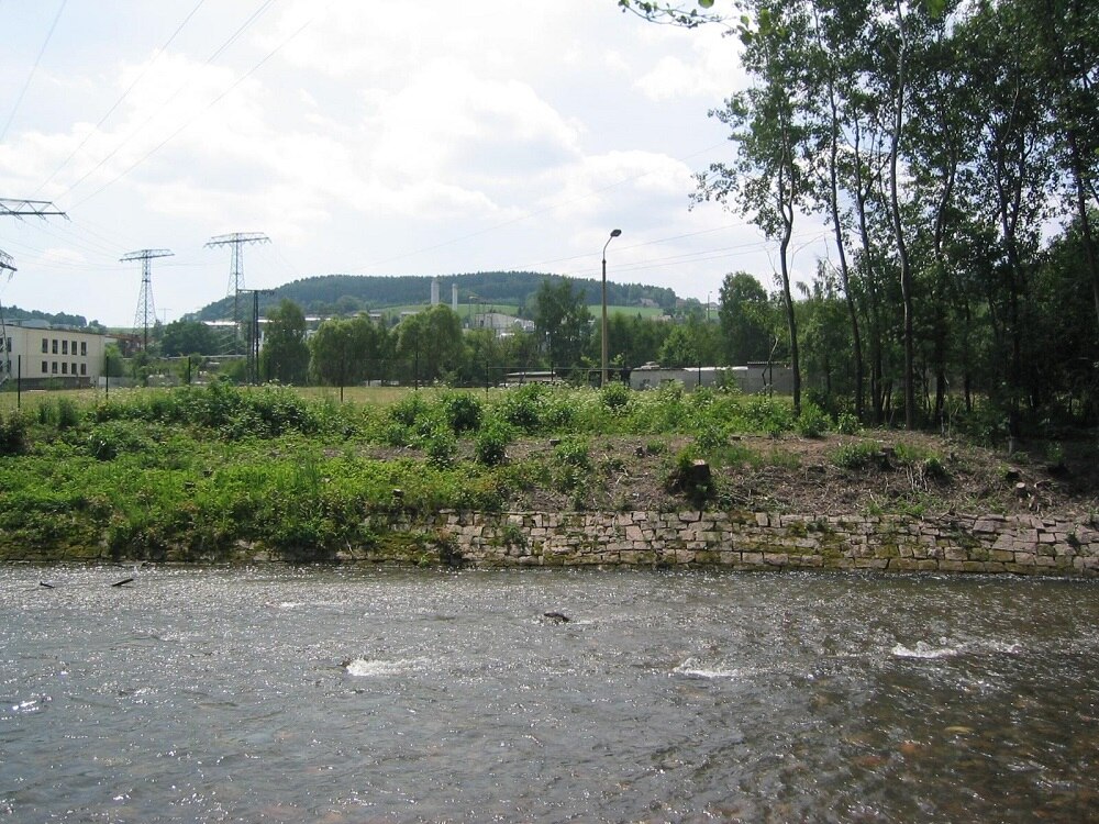 Fluss mit grünem Ufer