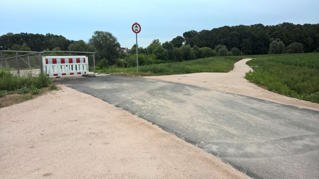 Blick auf Straßenende mit Wegen und Feld