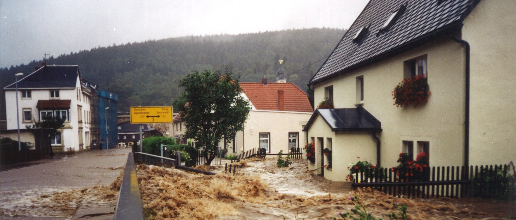 Überschwemmtes Haus an der Roten Weißeritz in Schmiedeberg im Osterzgebirge