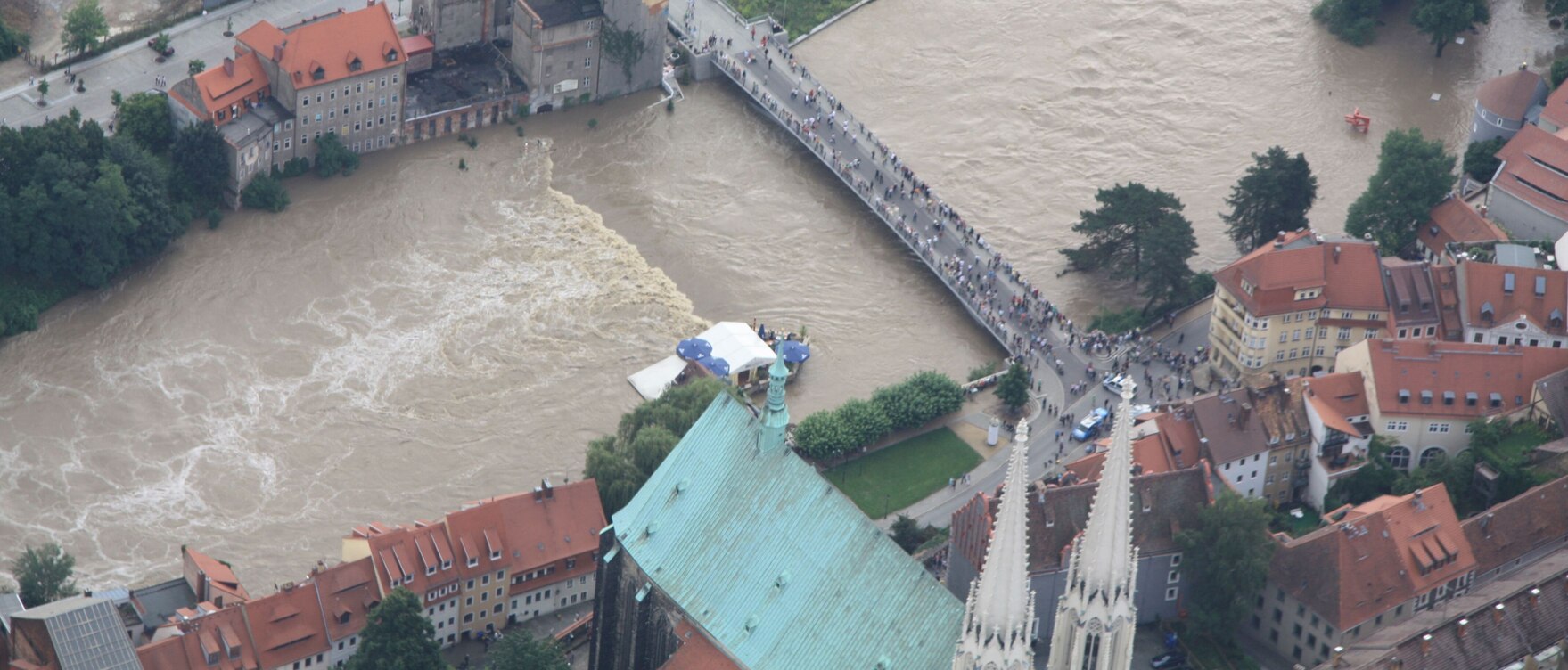Die Lausitzer Neisse beim Hochwasser 2010 an der Altstadtbrücke in Görlitz