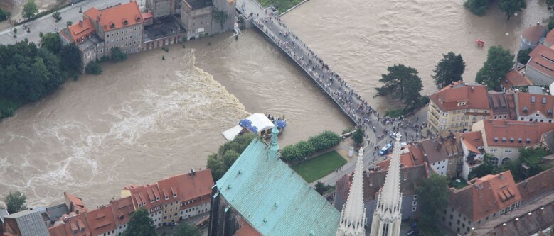 Die Lausitzer Neisse beim Hochwasser 2010 an der Altstadtbrücke in Görlitz