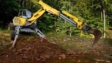 Schreitbagger im Einsatz an einem Fluss