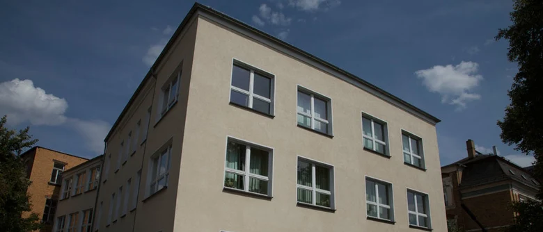 Nahaufnahme eines hellen Hauses vor blauem Himmel