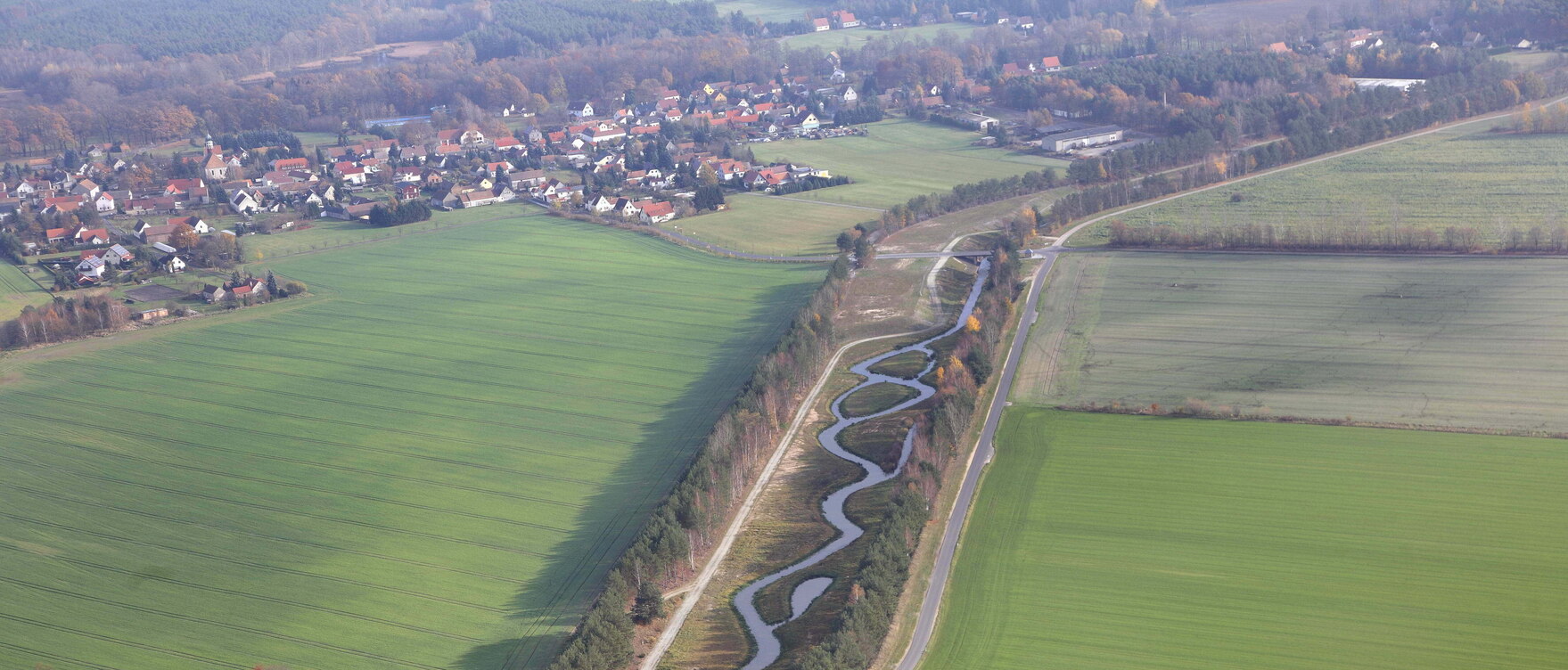 Lufbild eines renaturierten Abschnittes des Weißen Schöps