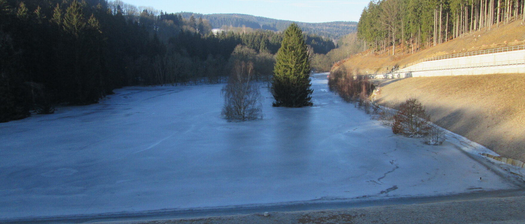 Probestau am Hochwasserrückhaltebecken Glashütte nach seiner Fertigstellung 2013