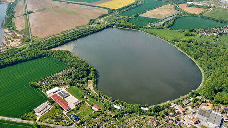 Luftbild der Talsperre Rötha