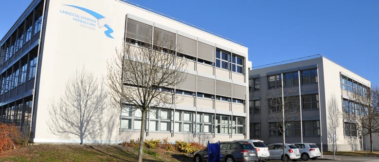 helles Bürogebäude mit Logo der Landestalsperrenverwaltung an der Hauswand vor blauem Himmel