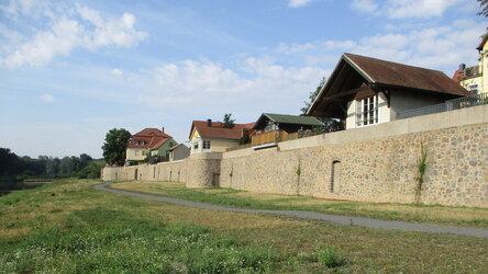 Hochwasserschutzmauer in Grimma mit Mauerhäuschen