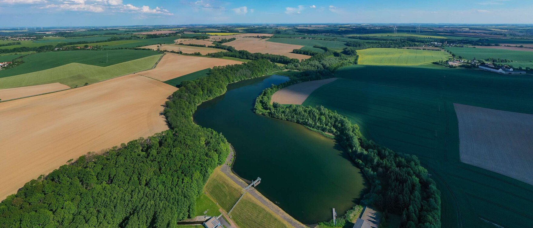 gestaute Wasserfläche zwischen Feldern