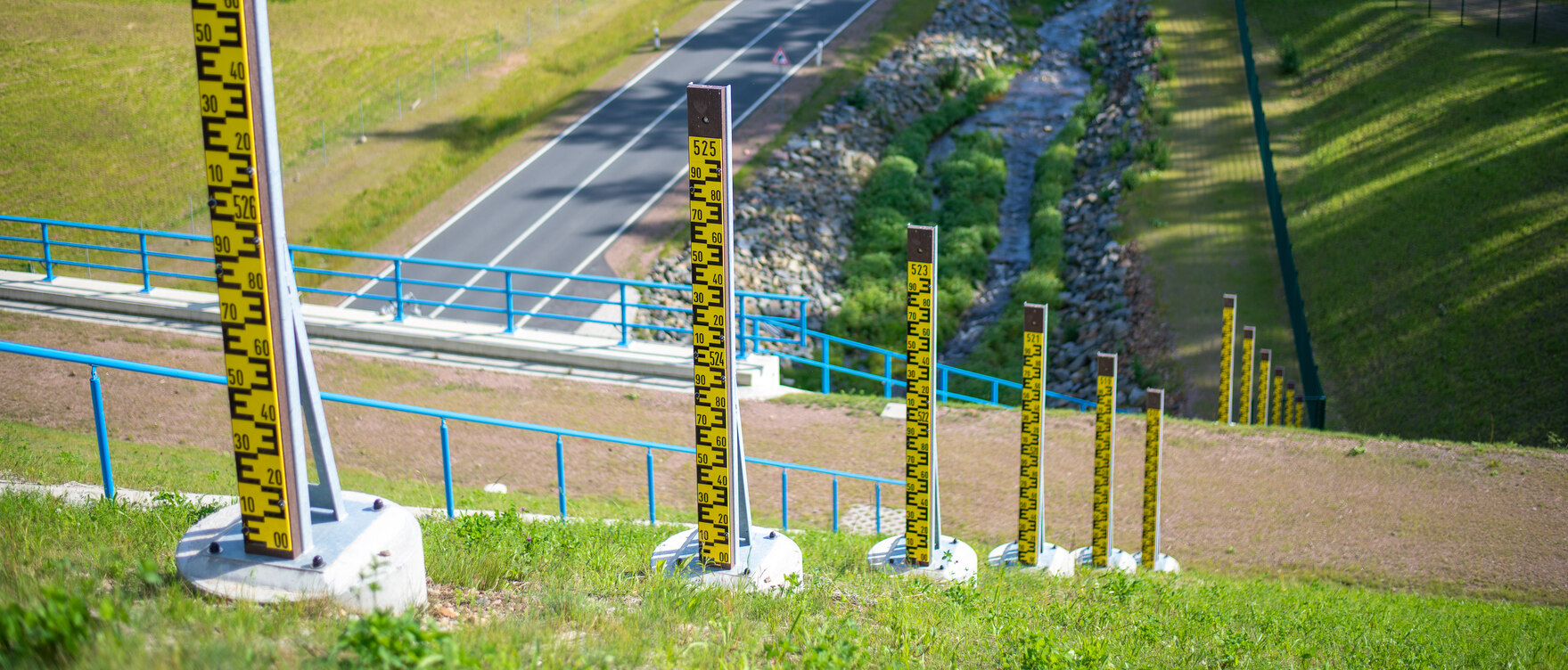 Pegellatten am Hochwasserrückhaltebecken Niederpöbel