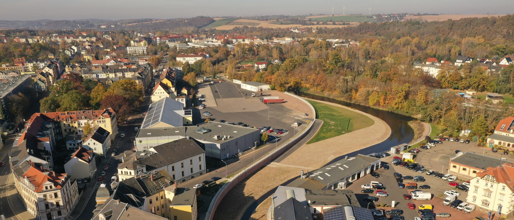 Luftbild der fertiggestellten Flutmulde in Döbeln