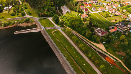 Luftbild der Talsperre Quitzdorf mit Staudamm und Hochwasserentlastungsanlage (Entenschnabel)