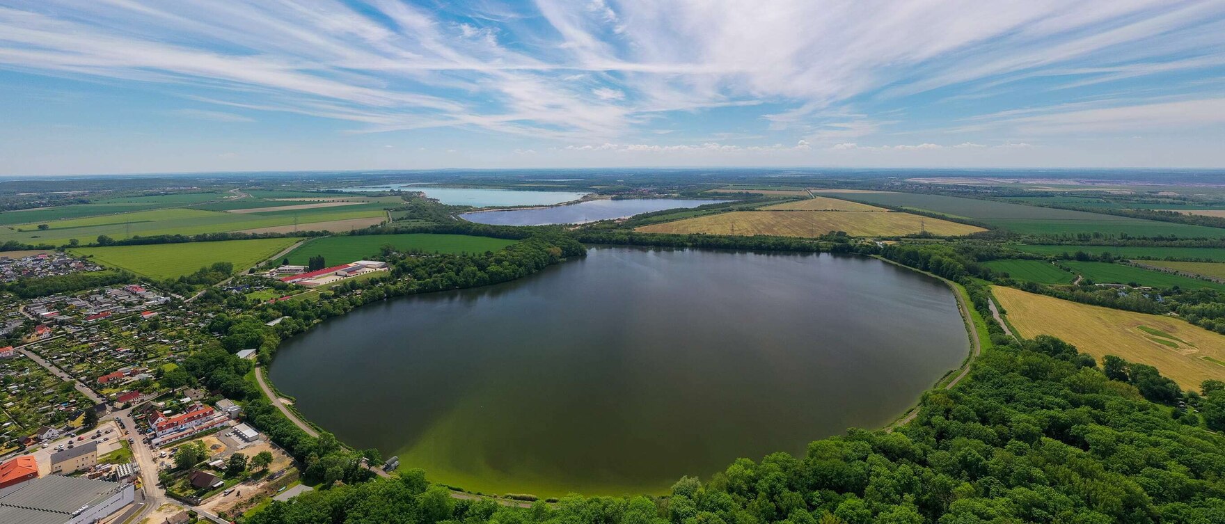 Wasserspeicher Rötha umgeben von Feldern , Wald und einem angrenzenden Ort