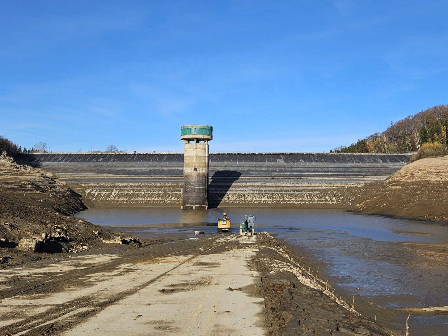 leerer Stauraum der Talsperre Lichtenberg