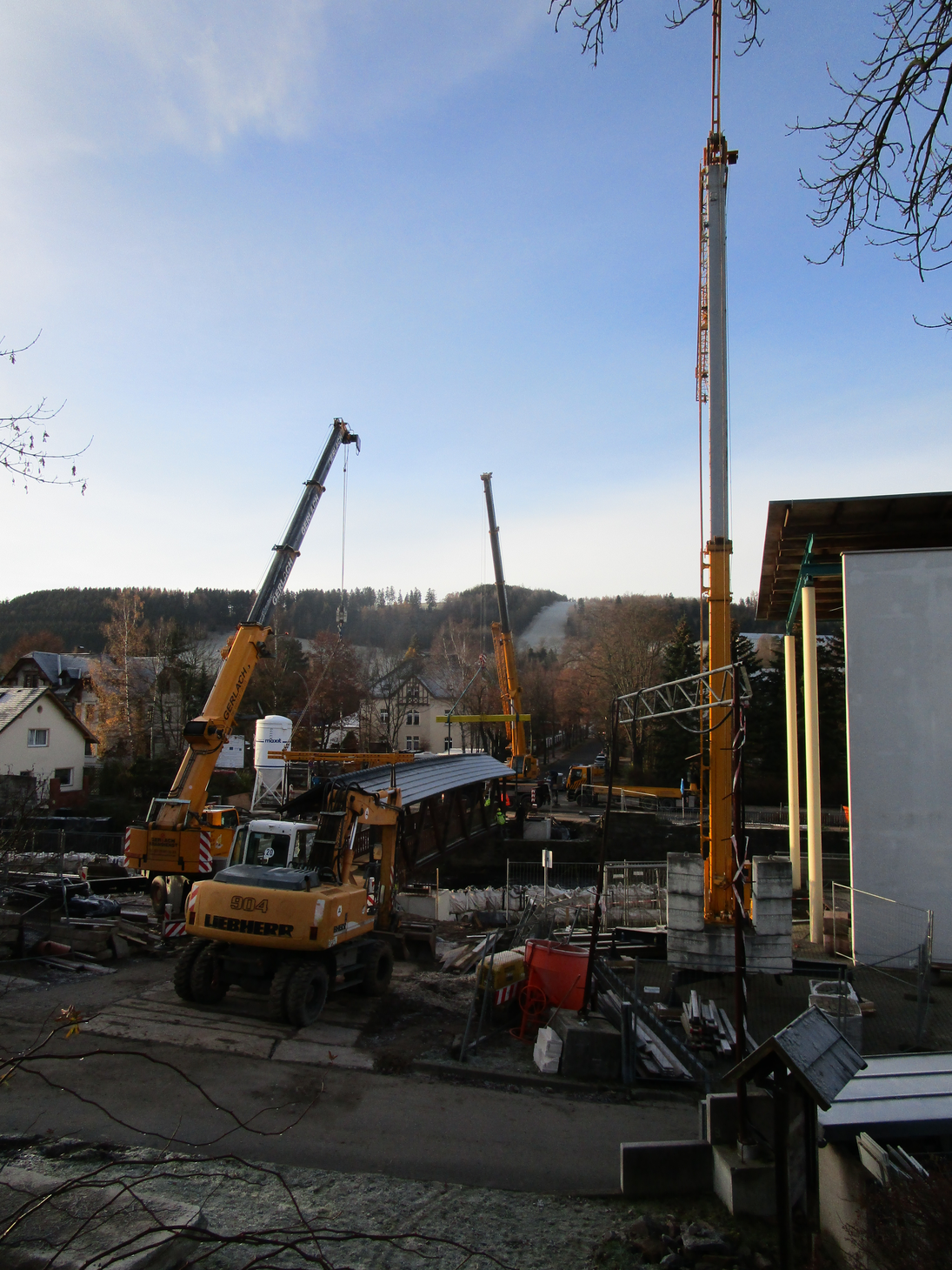 Kräne auf der Baustelle an der Lindenbrücke