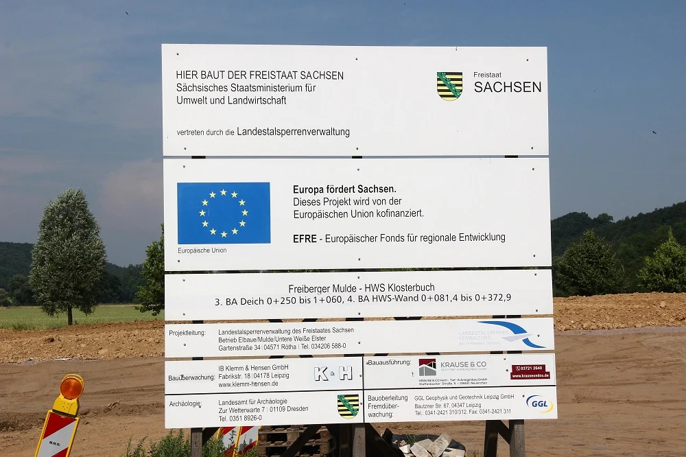 Informationstafel zum Bau