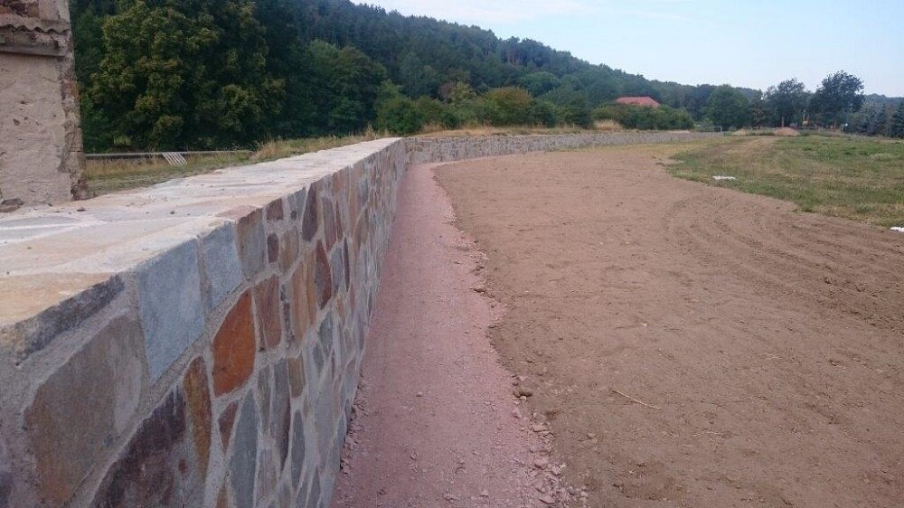 fertige Natursteinmauer 