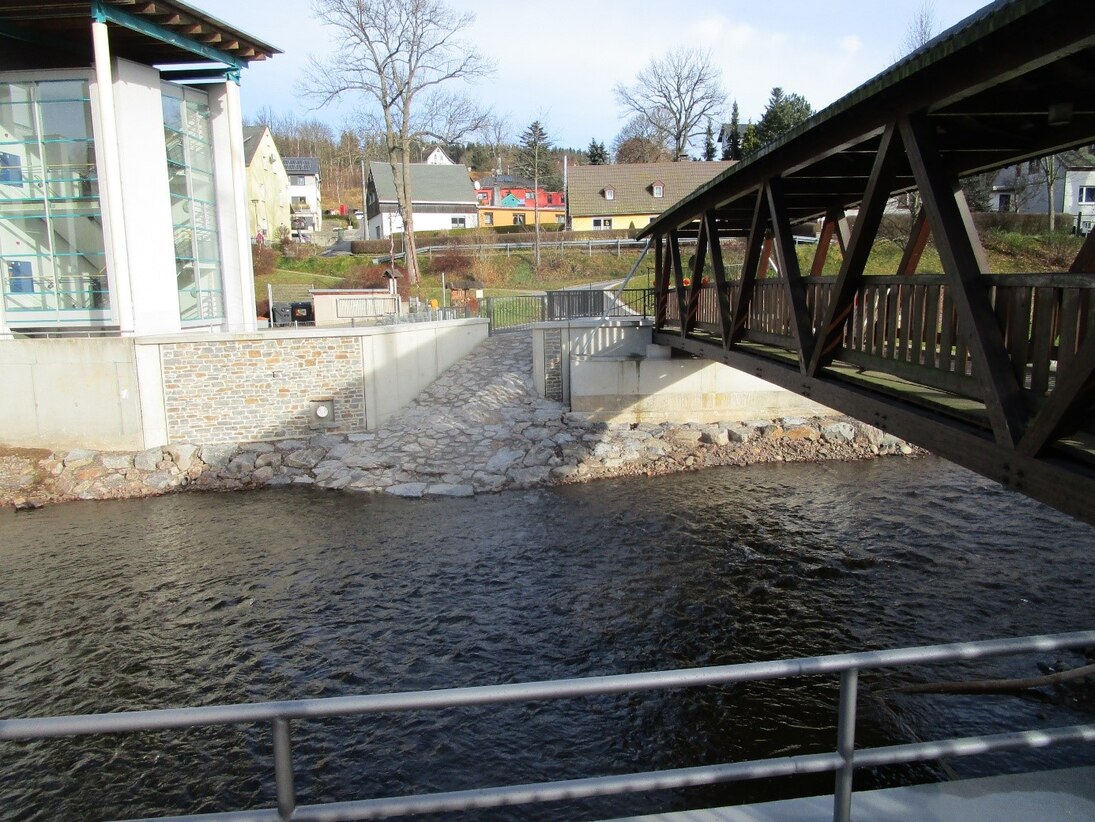 Neue Hochwasserschutzmauern an der Gewässerzufahrt