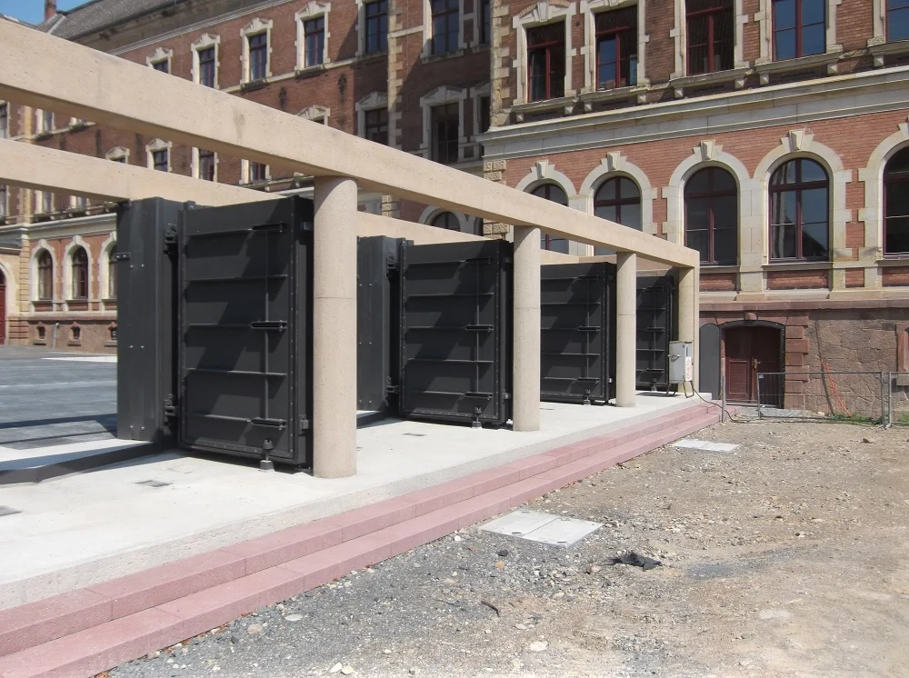 Pergola vor einer Schule
