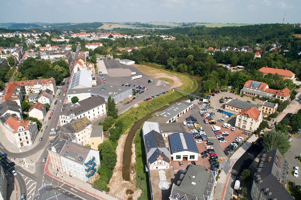 Luftbild einer Stadt durch die sich ein Fluss schlängelt