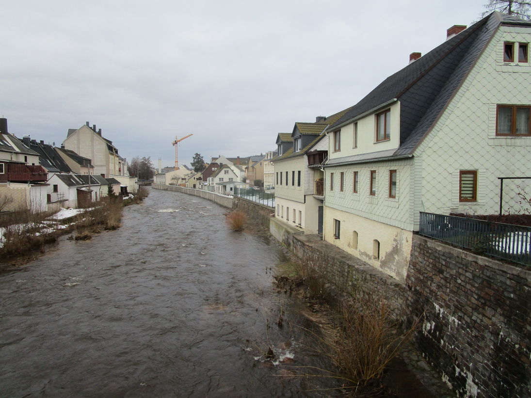 Alte Ufermauern und Wohnhäuser am Fluss