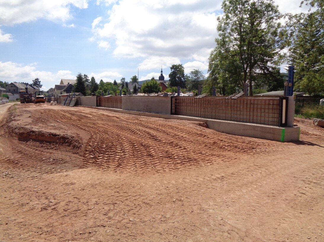 Blick auf Sandfläche einer Baustelle