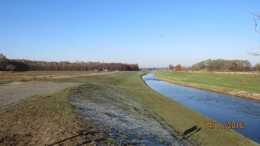 abfallende Wiese zum Fluss hin