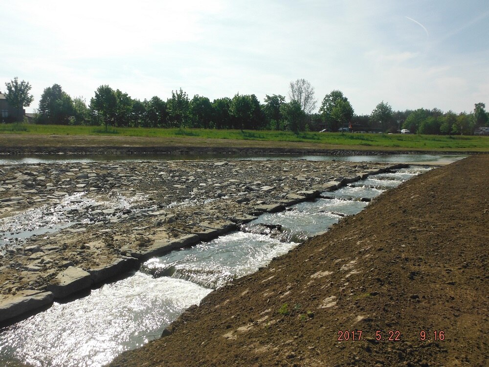 treppenähnliche Steine über die Wasser fließt