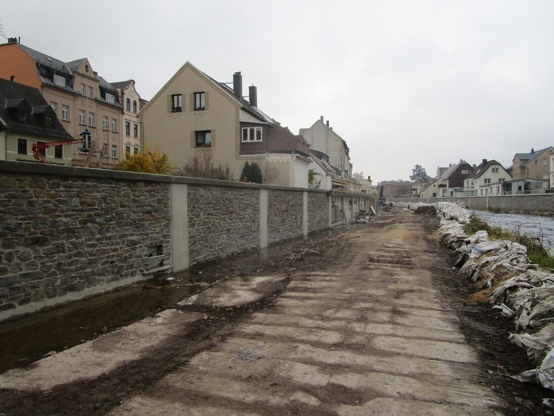 Weitgehend fertiggestellte Hochwasserschutzmauer