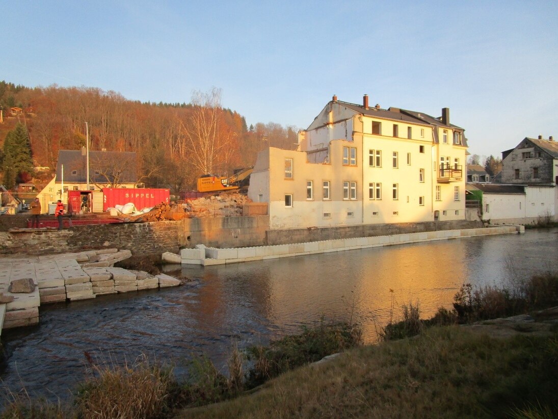 Blick auf gelbes Haus am Fluss