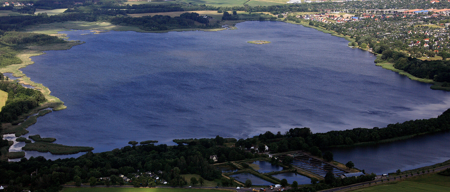Luftbild eines Sees 