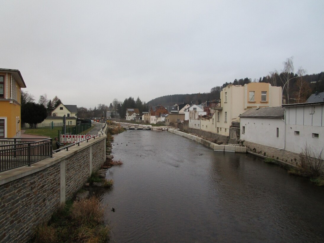 Blick auf Fluss mit Bebauung rechts und links