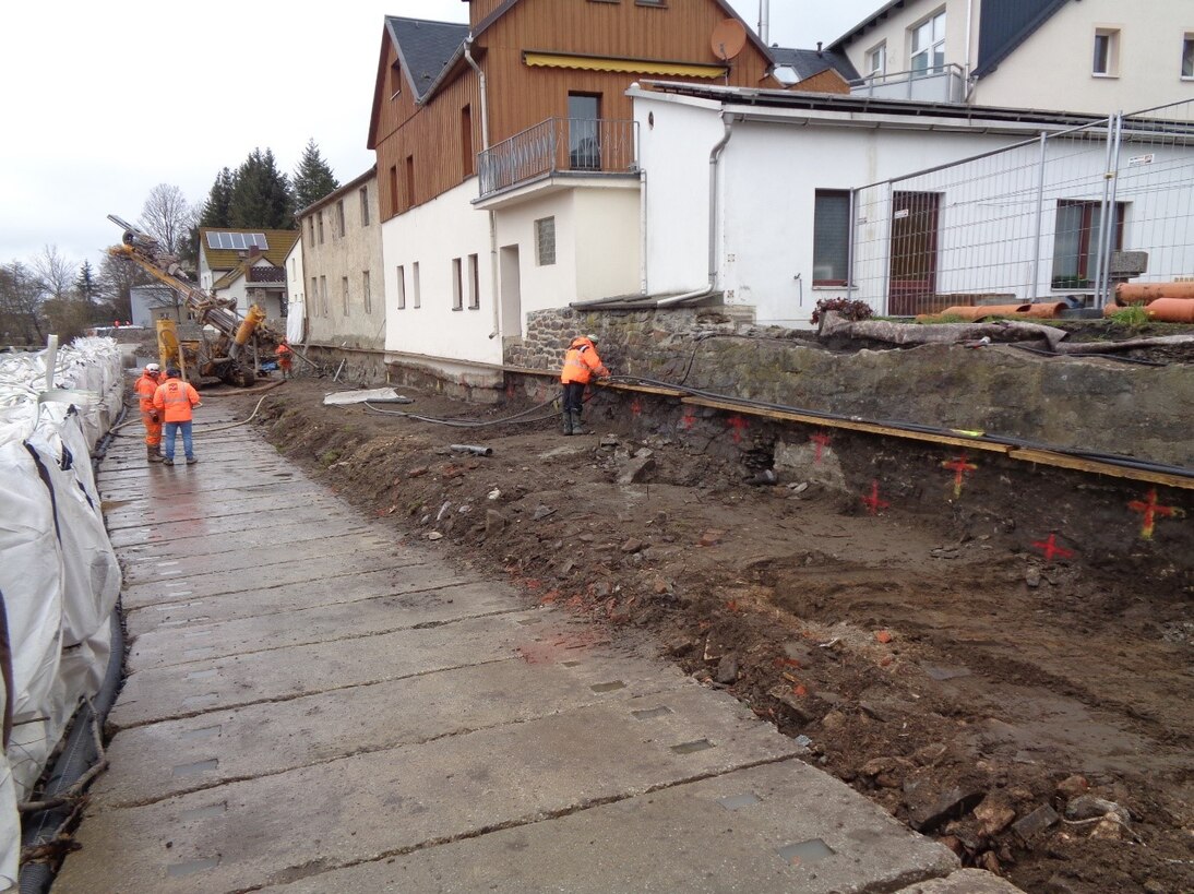 Blick auf eine Baustelle vor einer Häuserzeile