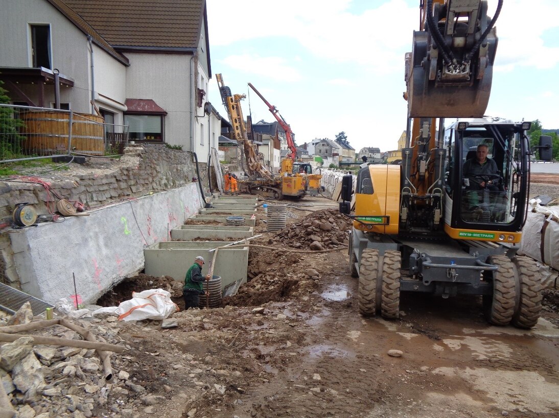 Blick auf Baustelle mit großem Bagger