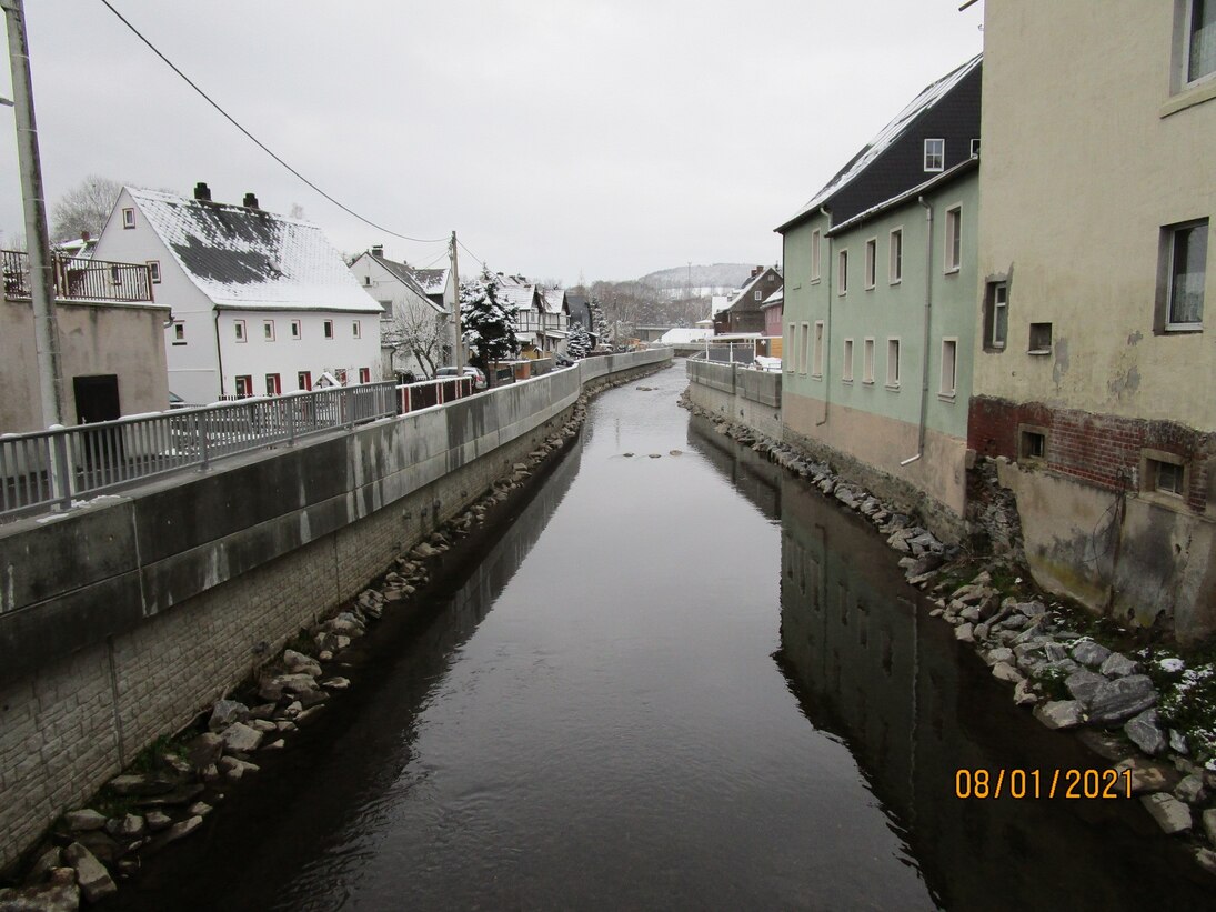 Blick auf Fluss mit direkt angrenzenden Häusern