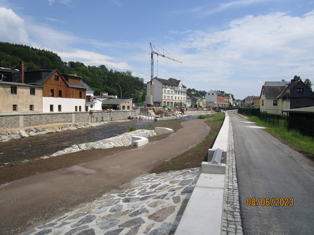 Blick auf Deich mit Radweg