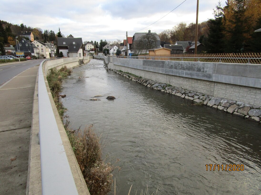 Blick auf Fluss von Straße aus